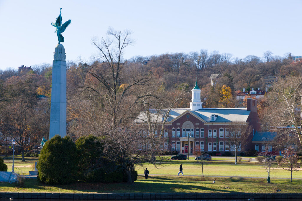 Photo of Edgemont school by Steve Hockstein (www.harvardstudio.com) 2